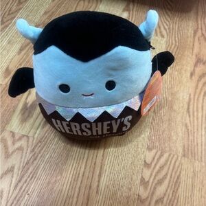 Squishmallow Hershey's Vampire Patricio